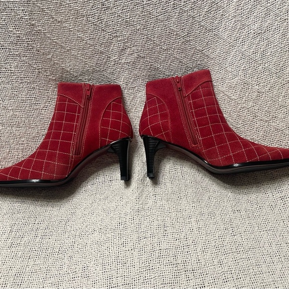WHITE MOUNTAIN WOMEN’S RED SUEDE ANKLE BOOTIES SIZE 6 - Picture 7 of 13